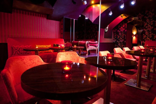 Budapesti kiemelt night club táncos lányokat keres!